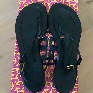 Tory Burch Emmy Black T-Strap Flat Tumbled Leather Sandals - Size 8